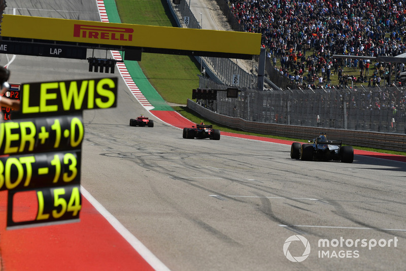 Lewis Hamilton, Mercedes-AMG F1 W09 EQ Power+ mengejar Max Verstappen, Red Bull Racing RB14 dan Kimi Raikkonen, Ferrari SF71H
