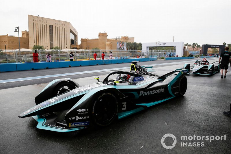 Nelson Piquet Jr., Panasonic Jaguar Racing, Jaguar I-Type 3, Mitch Evans, Panasonic Jaguar Racing, Jaguar I-Type 3 wait in the pit lane