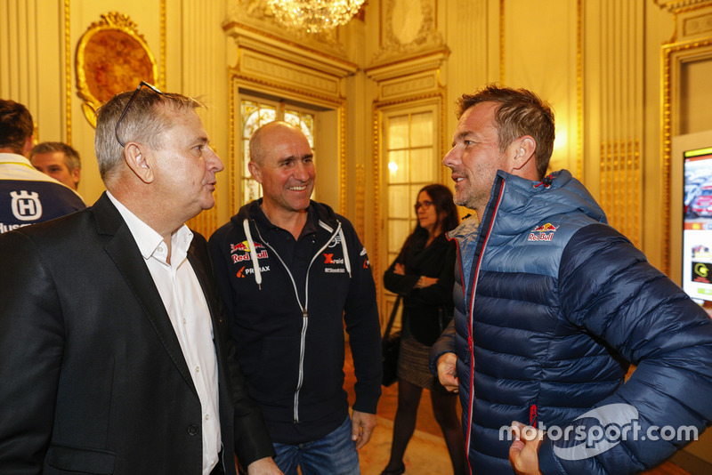 Il direttore di gara della Dakar, Etienne Lavigne con Stéphane Peterhansel e Sébastien Loeb