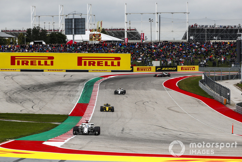 Marcus Ericsson, Sauber C37, precede Nico Hulkenberg, Renault Sport F1 Team R.S. 18, e Charles Leclerc, Sauber C37