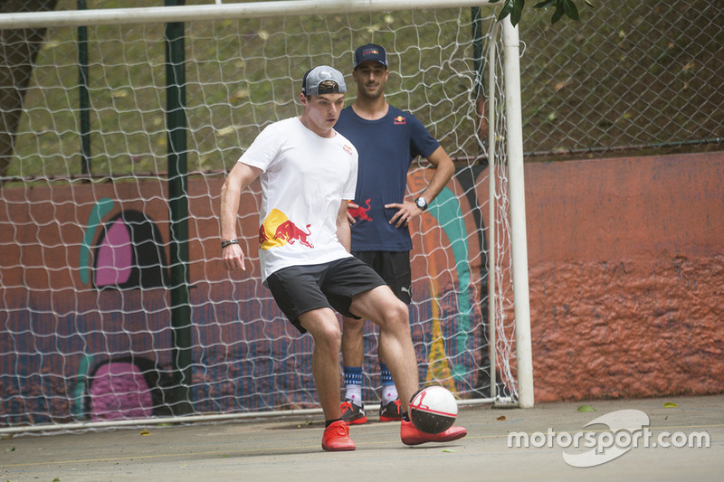 Max Verstappen y Daniel Ricciardo, Red Bull Racing juegan Futsal en Brasil