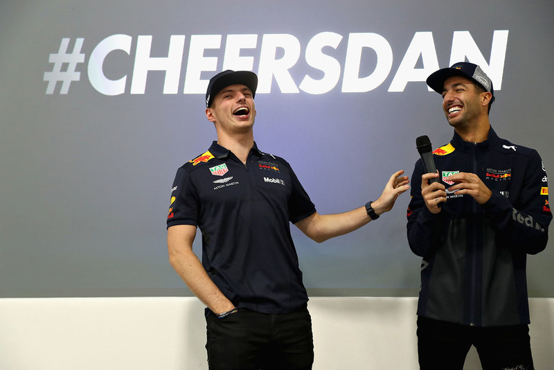 Max Verstappen, Red Bull Racing et Daniel Ricciardo, Red Bull Racing parlent à l'équipe Red Bull Racing