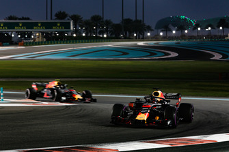 Daniel Ricciardo, Red Bull Racing RB14 precede Max Verstappen, Red Bull Racing RB14
