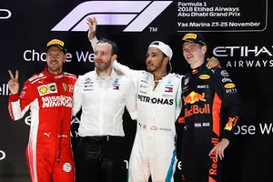 Sebastian Vettel, Ferrari, Bradley Lord, hoofd communicatie Mercedes AMG, Lewis Hamilton, Mercedes AMG F1, en Max Verstappen, Red Bull Racing, op het podium