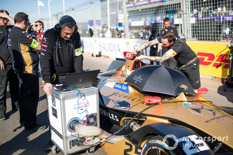 Mecánicos con el coche de Jean-Eric Vergne, DS TECHEETAH, DS E-Tense FE19