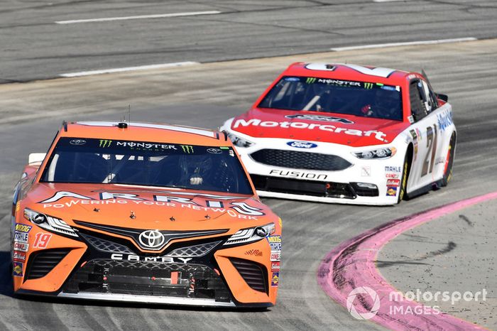 Daniel Suarez, Joe Gibbs Racing, Toyota Camry ARRIS, Paul Menard, Wood Brothers Racing, Ford Fusion Motorcraft / Quick Lane Tire & Auto Center