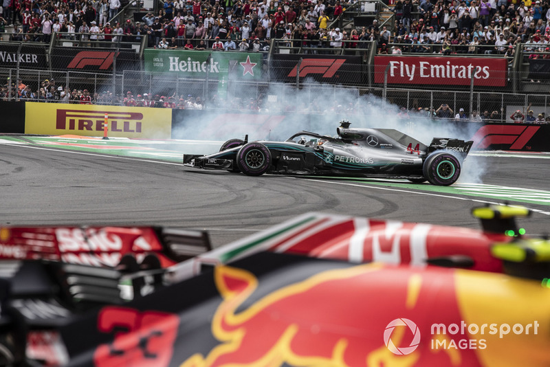 Lewis Hamilton, Mercedes AMG F1 W09 EQ Power+, celebra con donuts su título de campeón