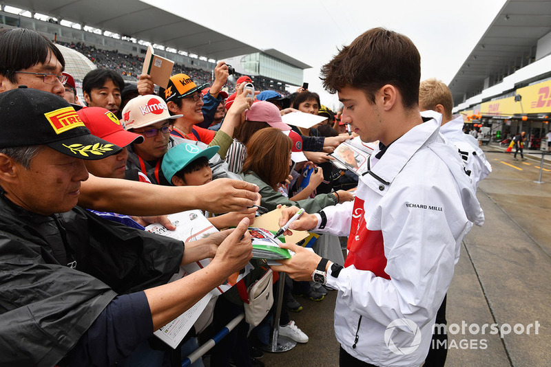 Charles Leclerc, Sauber signs autographs for the fans