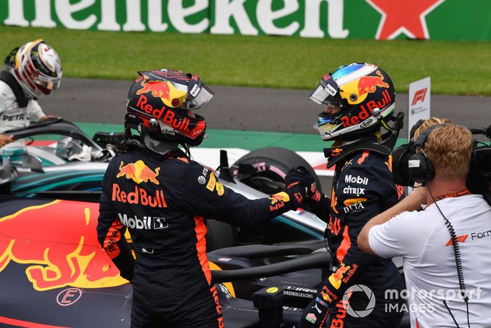 Ganador de la pole Daniel Ricciardo, Red Bull Racing y Max Verstappen, Red Bull Racing celebran en Parc Ferme 