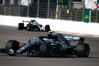 Valtteri Bottas, Mercedes AMG F1 W09, precede Lewis Hamilton, Mercedes AMG F1 W09