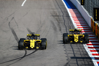 Nico Hulkenberg, Renault Sport F1 Team R.S. 18, leads Carlos Sainz Jr., Renault Sport F1 Team R.S. 18
