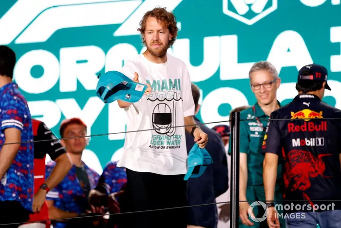 Sebastian Vettel, Aston Martin, lanza gorras al público