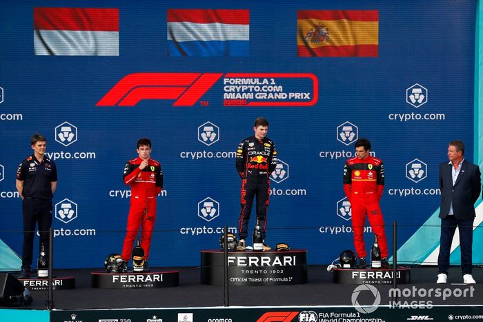 Charles Leclerc, Ferrari, 2ª posición, el miembro del equipo Red Bull Racing, Max Verstappen, Red Bull Racing, 1ª posición, Carlos Sainz, Ferrari, 3ª posición, en el podio