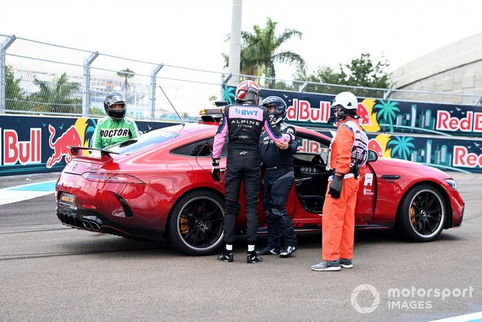 Esteban Ocon, del equipo Alpine F1, es llevado al coche médico tras un accidente