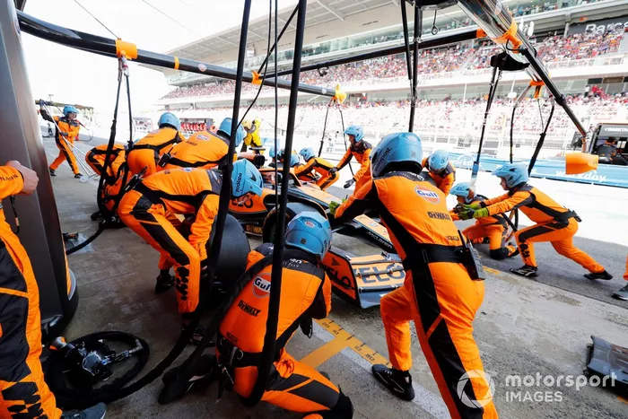 Daniel Ricciardo, McLaren MCL36, hace una parada en boxes 