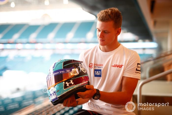 Mick Schumacher, del equipo Haas F1, posa con su nuevo diseño de casco
