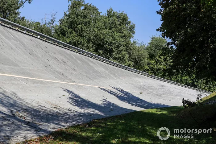 La bancada (curva peraltada) del viejo Monza