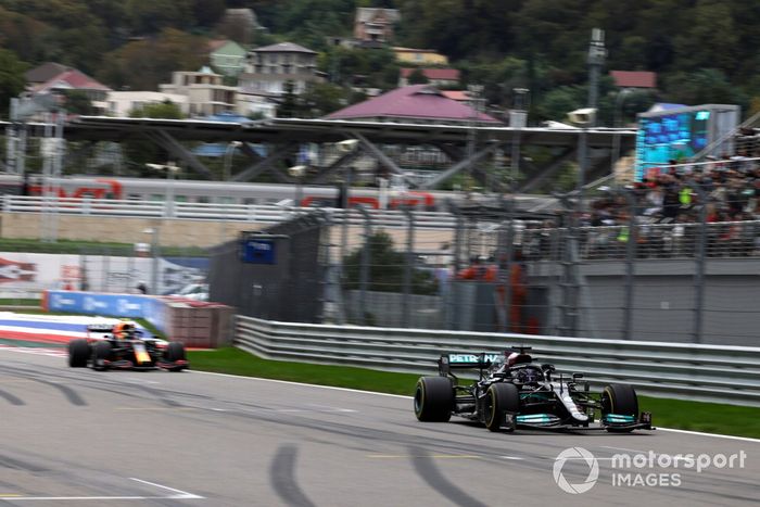 Lewis Hamilton, Mercedes W12, Sergio Pérez, Red Bull Racing RB16B