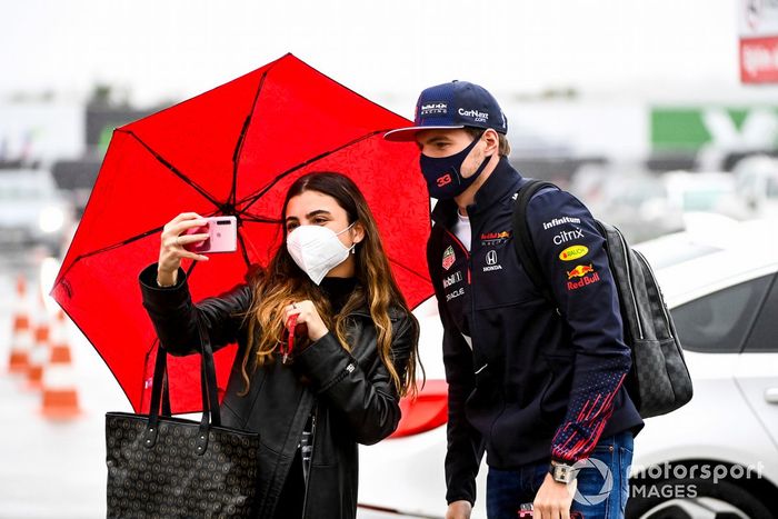 Max Verstappen, Red Bull Racing se toma un selfie con un fan