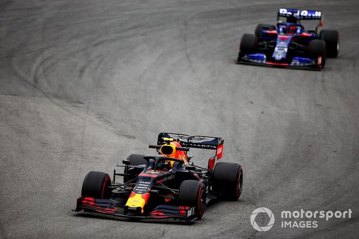 Alexander Albon, Red Bull RB15, Daniil Kvyat, Toro Rosso STR14 