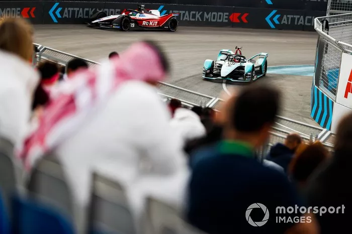 Mitch Evans, Jaguar Racing, Jaguar I-Type 4 with Felipe Massa, Venturi, EQ Silver Arrow 01 taking attack mode in the background