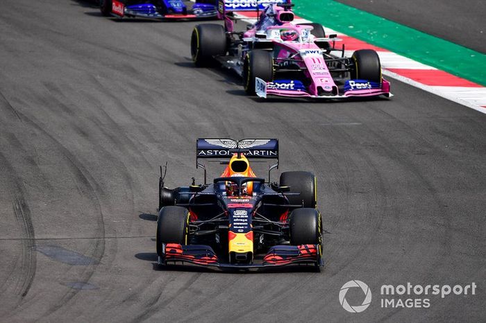 Max Verstappen, Red Bull Racing RB15, se dirige a los boxes con un pinchazo, por delante de Sergio Pérez, Racing Point RP19, y Daniil Kvyat, Toro Rosso STR14