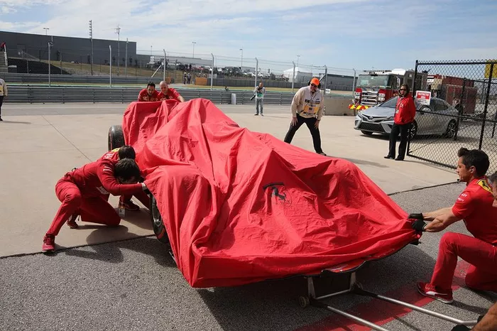 El monoplaza de Charles Leclerc, Ferrari SF90 es llevado al pitlane