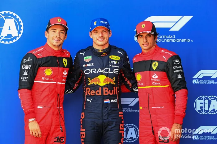 Top3 de la calificación: segundo puesto Charles Leclerc, Ferrari, ganador de la pole Max Verstappen, Red Bull Racing, tercero Carlos Sainz, Ferrari 