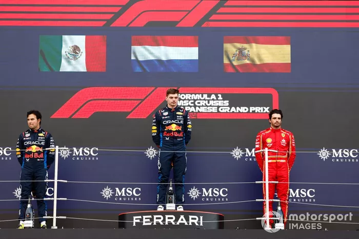 Sergio Perez, Red Bull Racing, 2e position, Max Verstappen, Red Bull Racing, 1re position, Carlos Sainz, Scuderia Ferrari, 3e position, sur le podium.
