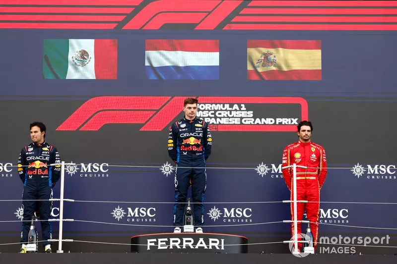 Sergio Perez, Red Bull Racing, 2e position, Max Verstappen, Red Bull Racing, 1re position, Carlos Sainz, Scuderia Ferrari, 3e position, sur le podium.