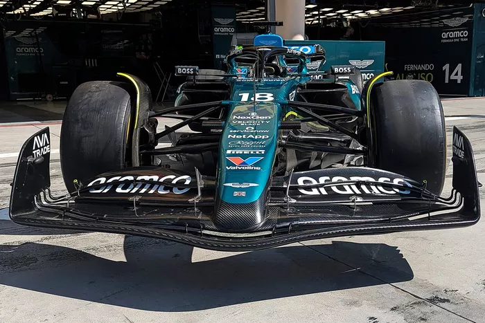 Détail de l'aile avant de l'Aston Martin AMR24