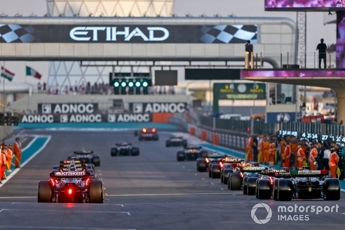 Los pilotos dan la vuelta de formación antes de la salida
