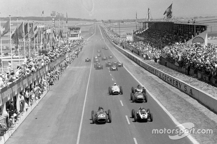 Jack Brabham, Cooper T51 Climax, gareggia con Tony Brooks, Ferrari 246, mentre Phil Hill, Ferrari 246 e Stirling Moss, BRM P25, li seguono