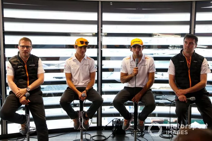 Andreas Seidl, Team Principal, McLaren, Lando Norris, McLaren, Carlos Sainz Jr., McLaren, y James Key, director técnico de McLaren