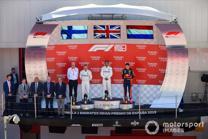 Podio : El Dr. Dieter Zetsche, CEO de Mercedes Benz, Valtteri Bottas, Mercedes AMG F1, el ganador de la carrera Lewis Hamilton, Mercedes AMG F1 y Max Verstappen, el Red Bull Racing celebran 