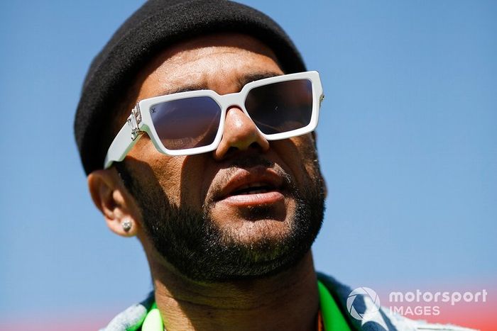 Dani Alves, futbolista en el paddock 