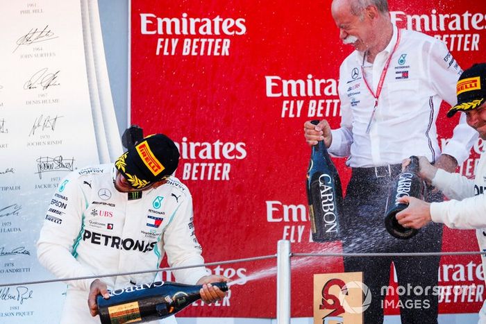 Podio: segundo lugar Valtteri Bottas, Mercedes AMG F1, Dr Dieter Zetsche, CEO, Mercedes Benz, y ganador de la carrera Lewis Hamilton, Mercedes AMG F1