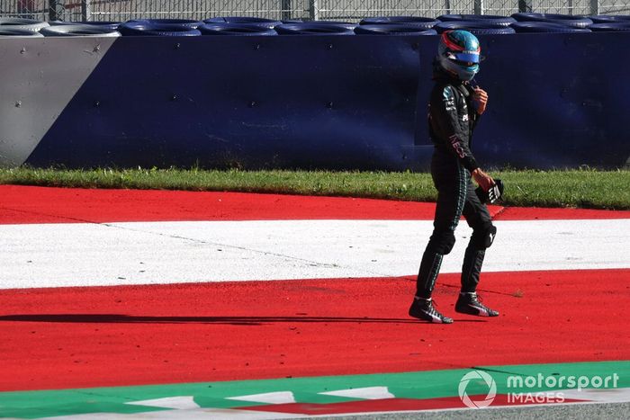 George Russell, Mercedes-AMG, se aleja tras chocar en la Q3