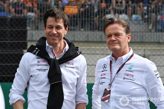 Toto Wolff, director del equipo y consejero delegado de Mercedes AMG, Markus Schafer, presidente no ejecutivo y director de operaciones de Mercedes-Benz, son la parrilla