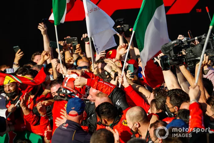 Charles Leclerc, Ferrari, ganador, celebra con su equipo en el parque cerrado
