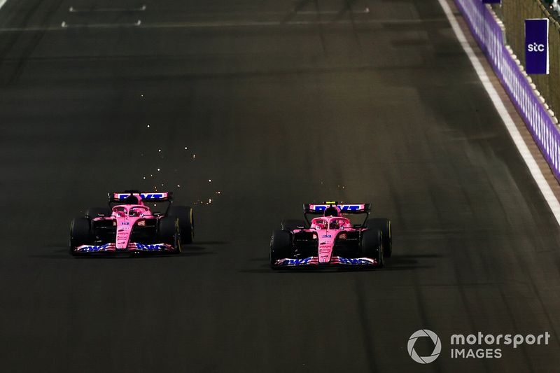 Fernando Alonso, Alpine A522, lucha con Esteban Ocon, Alpine A522