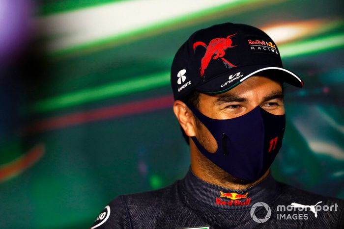 El hombre de la pole, Sergio Pérez, de Red Bull Racing, en la rueda de prensa posterior a la clasificación