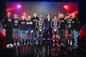 Paolo Bonoro, director del equipo Aprilia Racing, Max Biaggi, Jorge Martín, Aprilia Racing. Massimo Rivola, CEO Aprilia Racing, Marco Bezzecchi, Aprilia Racing. Fabiano Sterlacchini, Director técnico Aprilia Racing, Lorenzo Savadori, Aprilia Racing. 