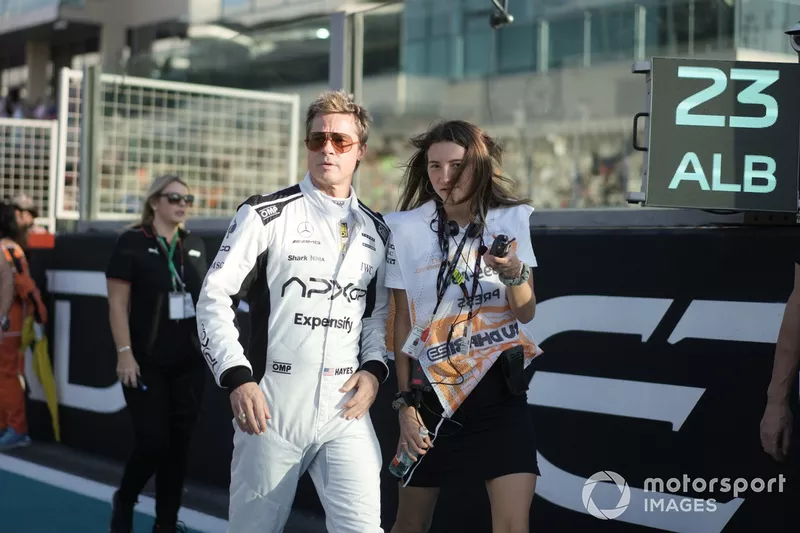 Brad Pitt en la parrilla de salida del rodaje de la película sobre F1
