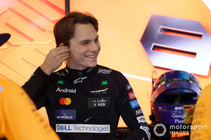 Oscar Piastri, McLaren F1 Team, se pone los tapones para los oídos