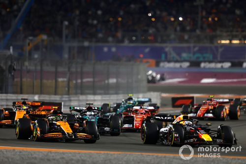 Max Verstappen, Red Bull Racing RB20, adelanta a Lando Norris, McLaren MCL38, por el liderato de la carrera.