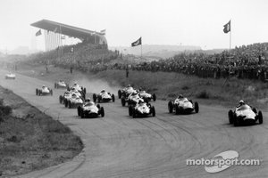 Jo Bonnier, BRM P25, leads Harry Schell, BRM P25, Masten Gregory, Cooper T51-Climax, Tony Brooks, Ferrari Dino 246, Jack Brabham, Cooper T51-Climax, Jean Behra, Ferrari Dino 246, Graham Hill, Lotus 16-Climax, y Stirling Moss, Cooper T51-Climax, al inicio