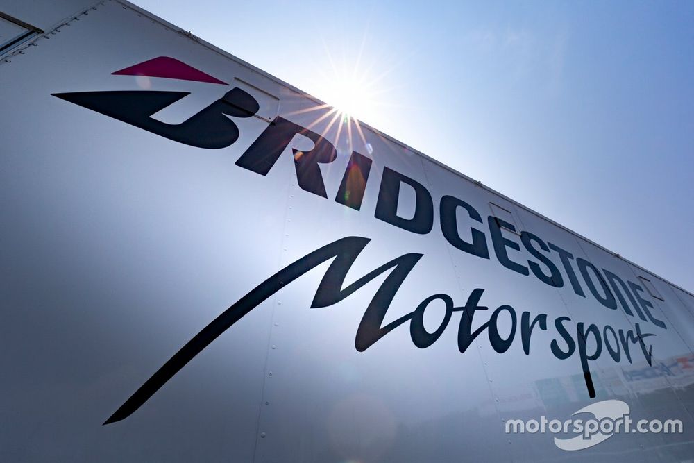 Un camión de Bridgestone.