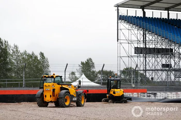 La maquinaria que instala las barreras nuevas de Silverstone