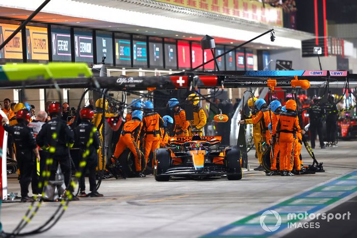 Oscar Piastri, McLaren MCL60, sale de su box tras una parada